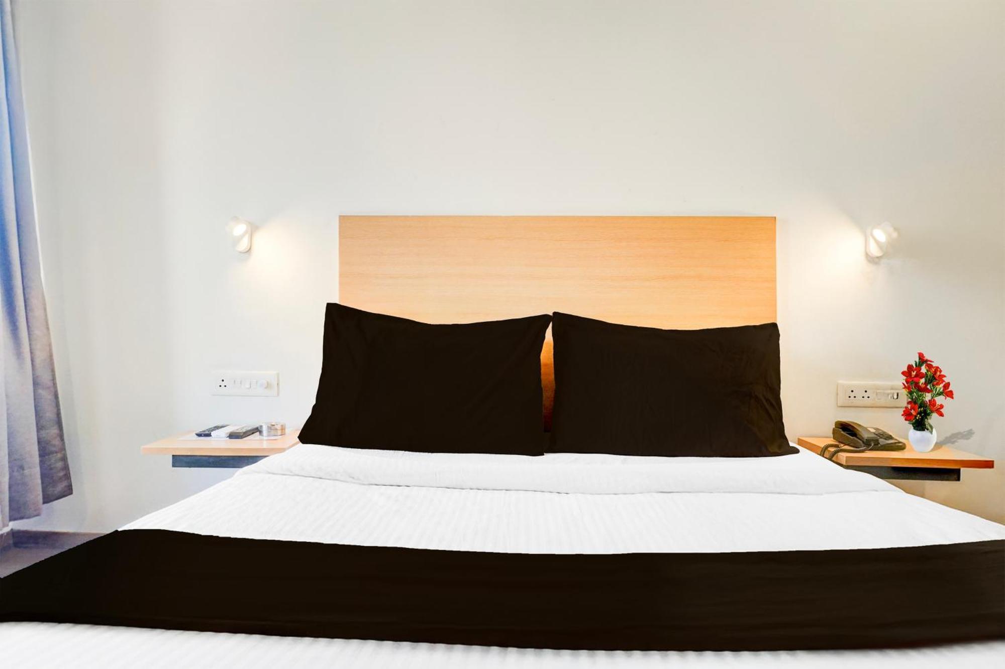 Super Townhouse Mg Road Pune Esterno foto