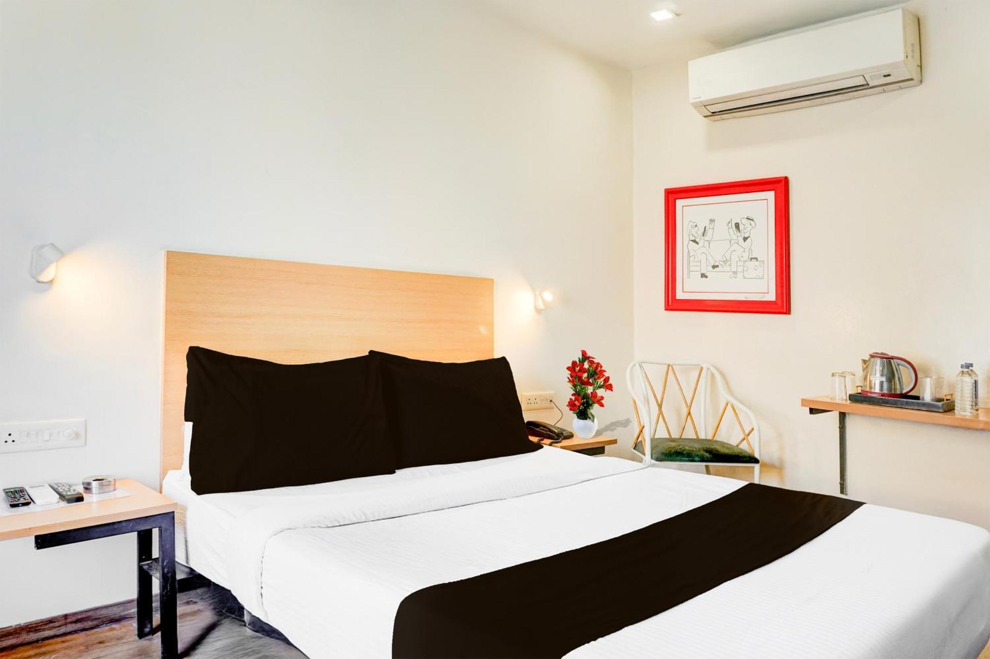 Super Townhouse Mg Road Pune Esterno foto