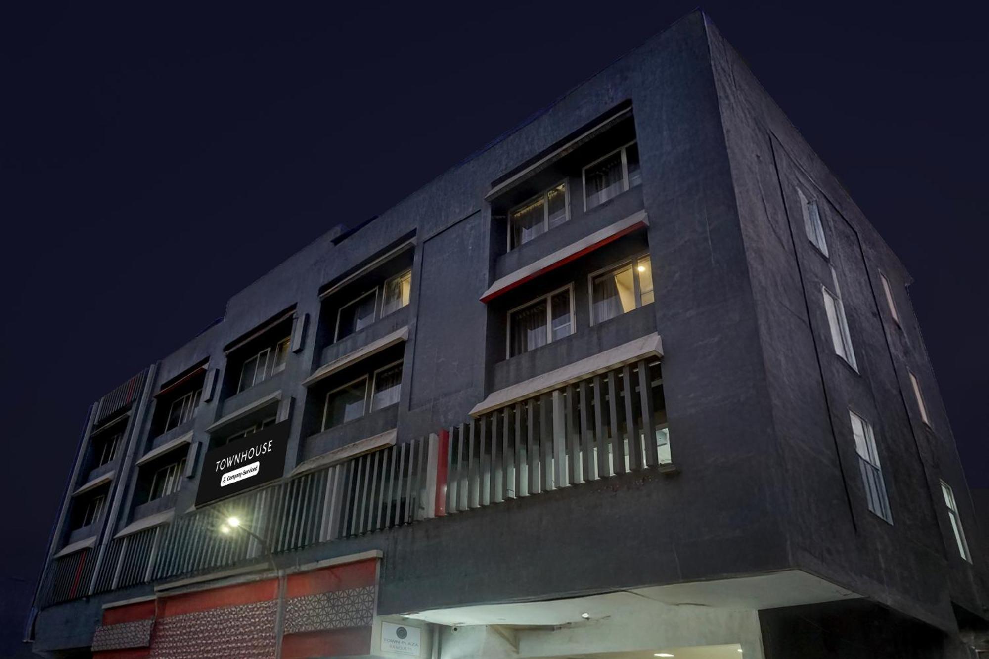 Super Townhouse Mg Road Pune Esterno foto